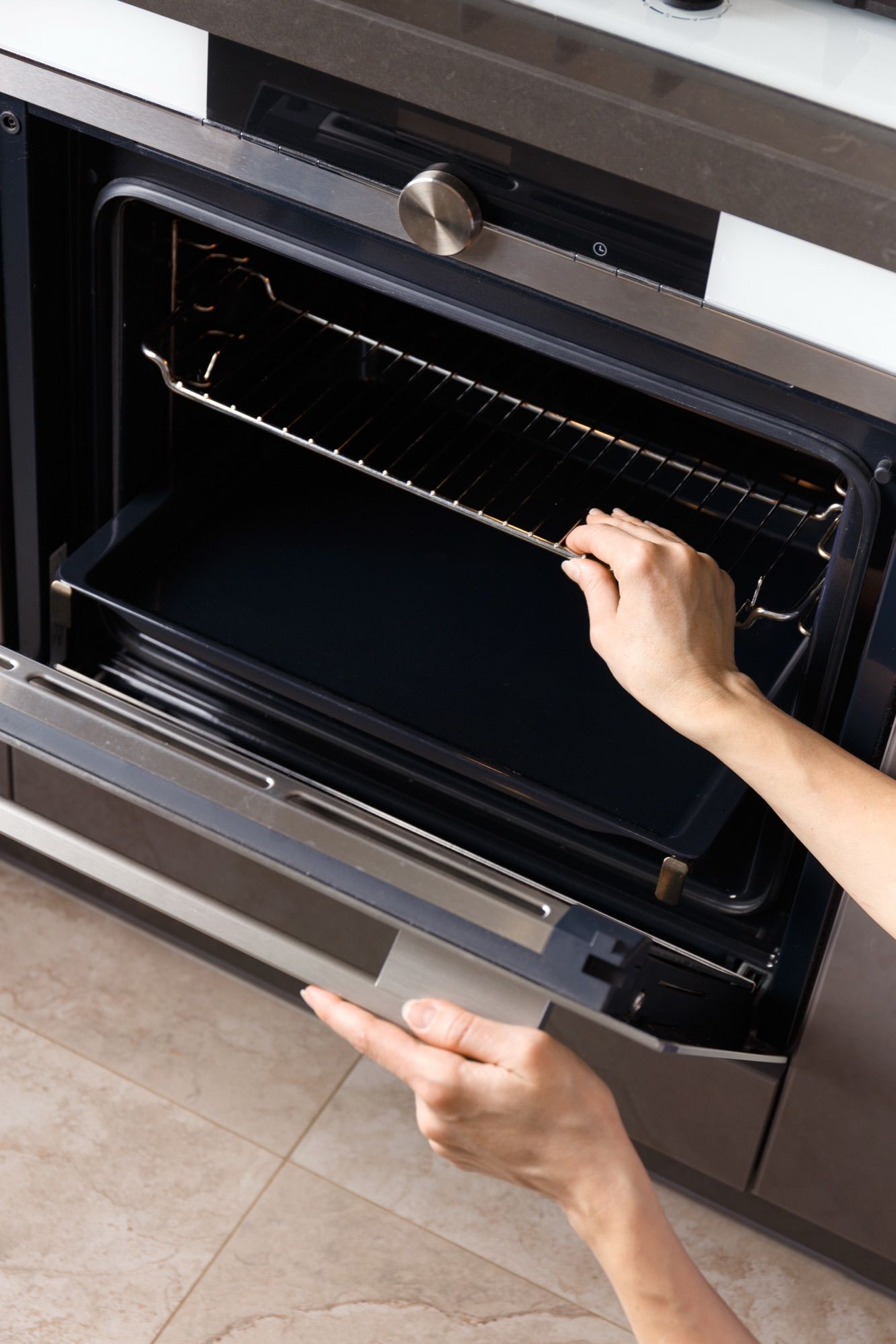 Horno abierto en una cocina moderna