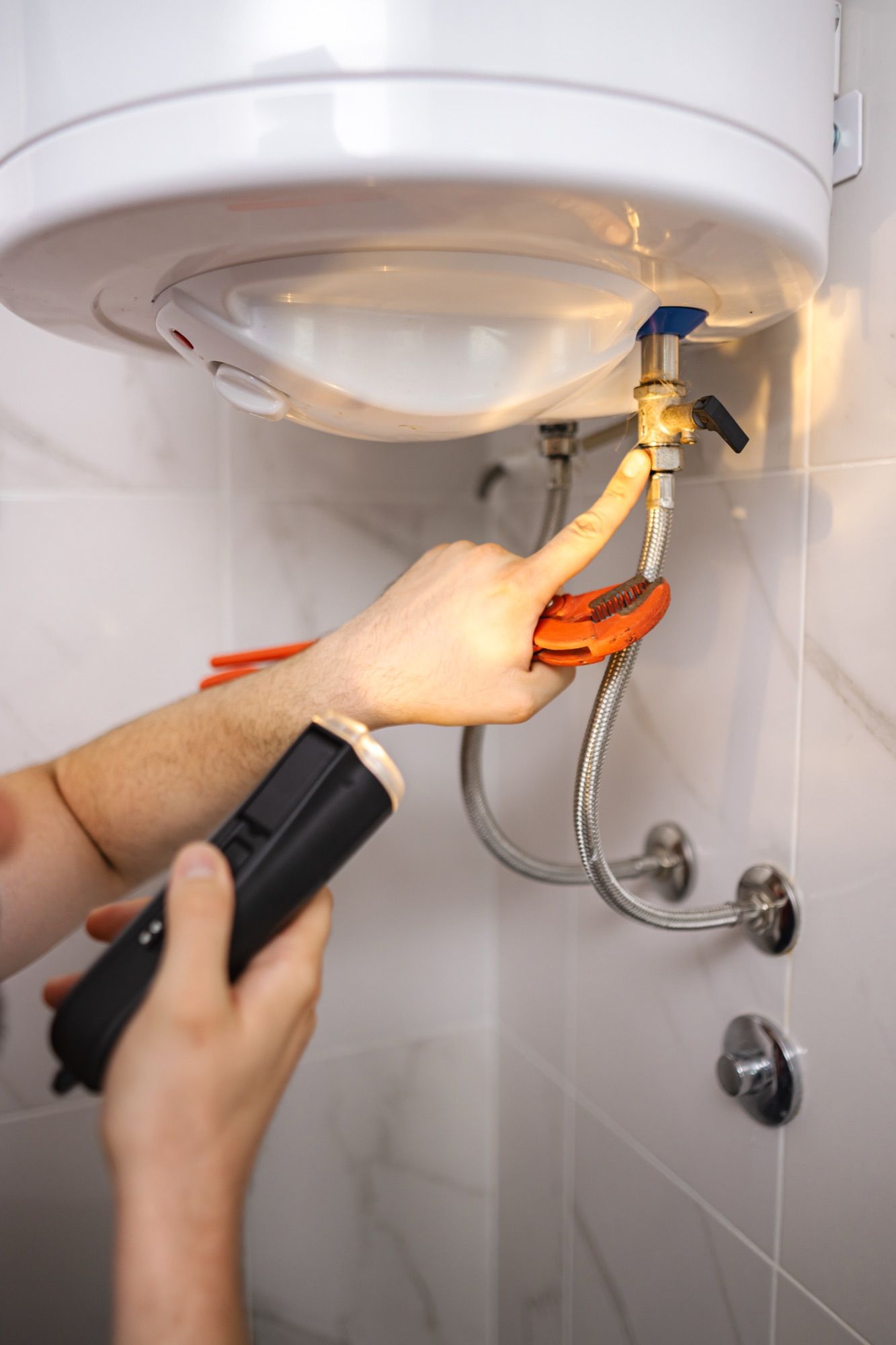 Fontanero reparando un termo eléctrico