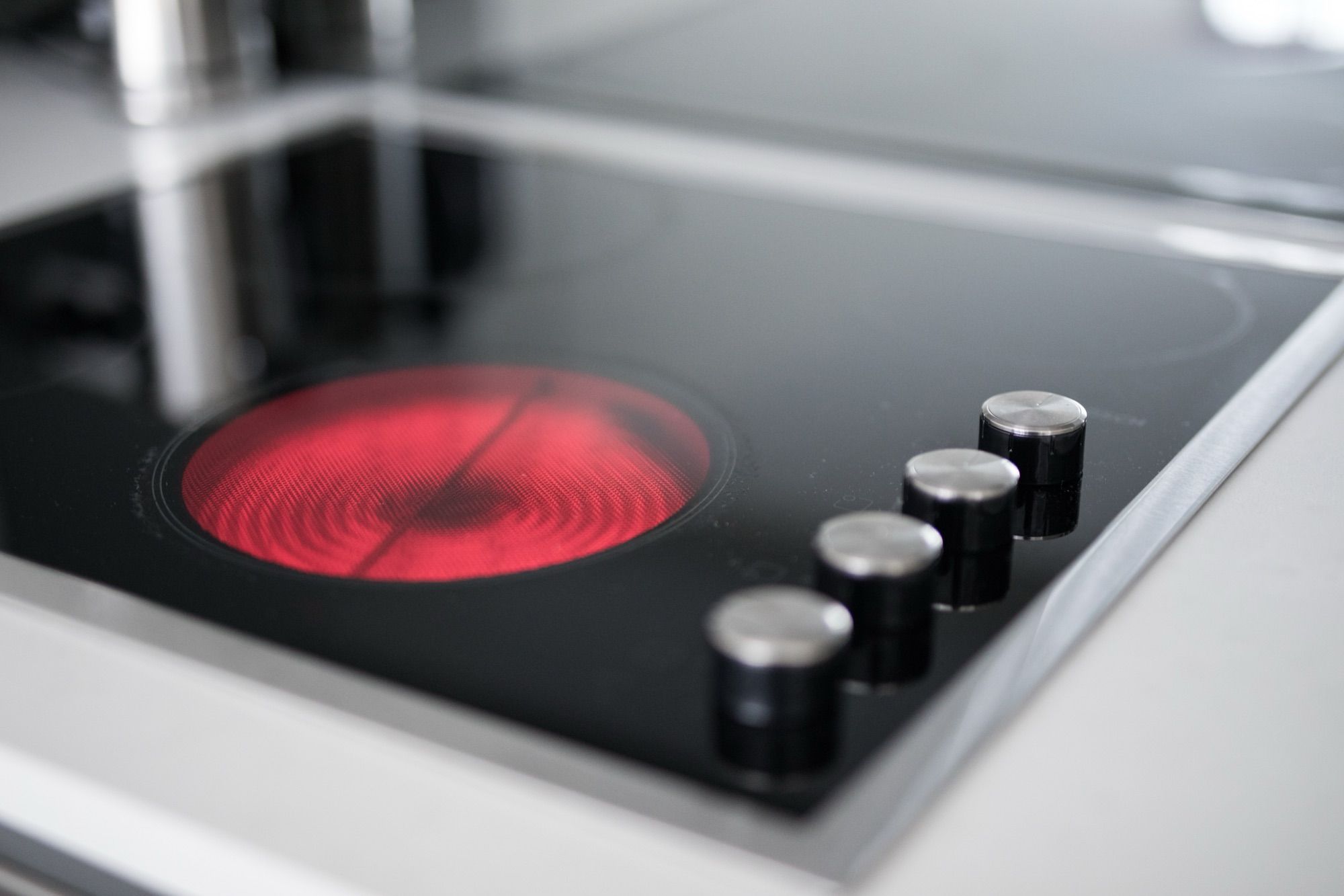 Placa de inducción con una zona encendida en rojo